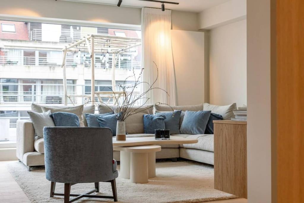 Lush 3bed/3bath Penthouse W Deck Apartment *