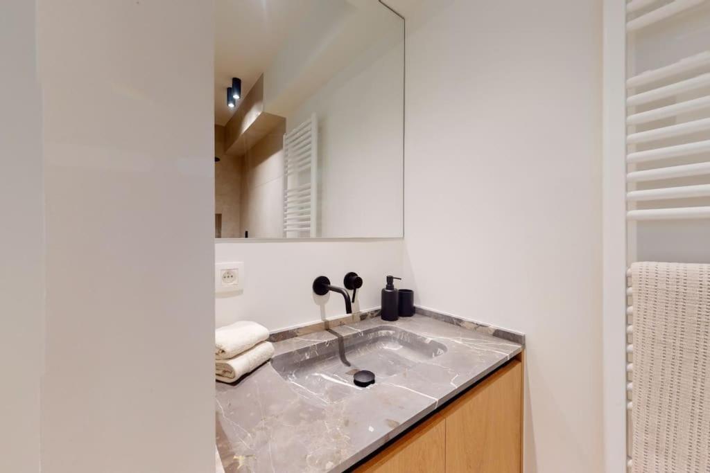 Lush 3bed/3bath Penthouse W Deck Apartment
