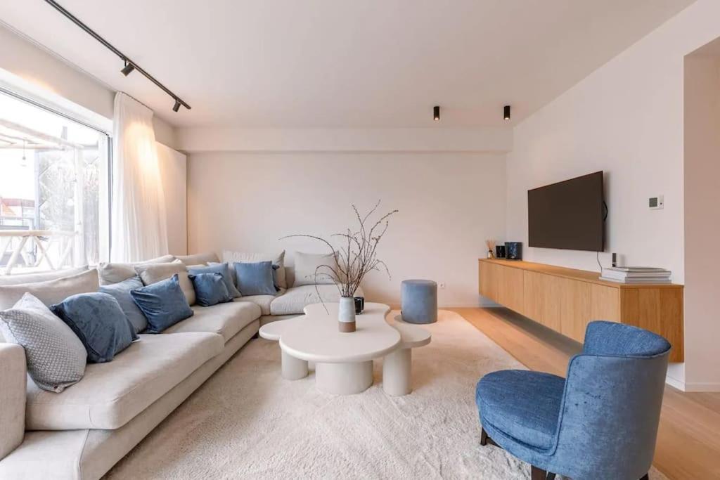 Lush 3bed/3bath Penthouse W Deck Apartment
