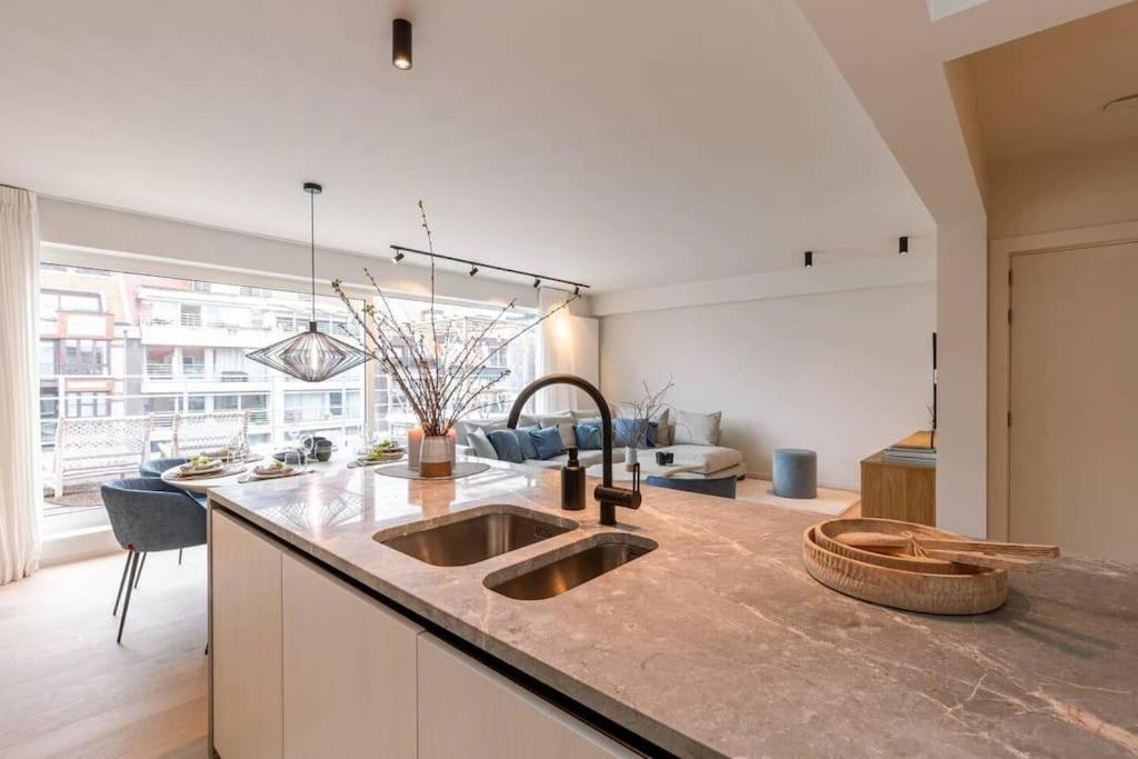 Apartment Lush 3bed/3bath Penthouse W Deck